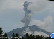 Tim penyelamat mengevakuasi 3.000 orang warga di dekat Gunung Ibu, Halmahera Barat, usai meletus