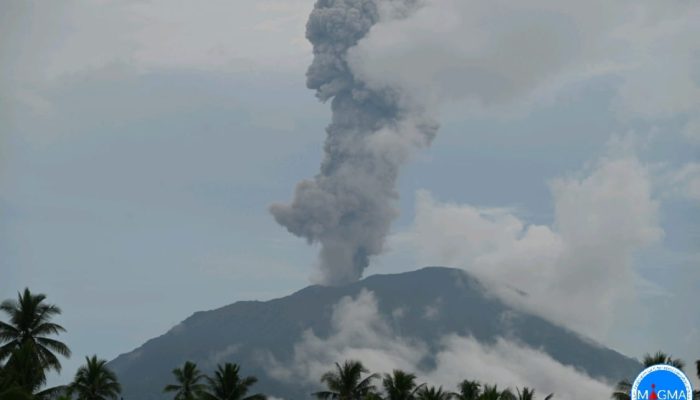 Tim penyelamat mengevakuasi 3.000 orang warga di dekat Gunung Ibu, Halmahera Barat, usai meletus