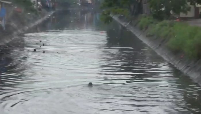 Kocar-kacir pelaku tawuran hingga menceburkan diri ke kanal, saat polisi bubarkan aksi mereka