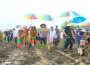 Dukung Program Ketahanan Pangan, Kapolda Sulsel Ikut Tanam Jagung Serentak di Kabupaten Jeneponto