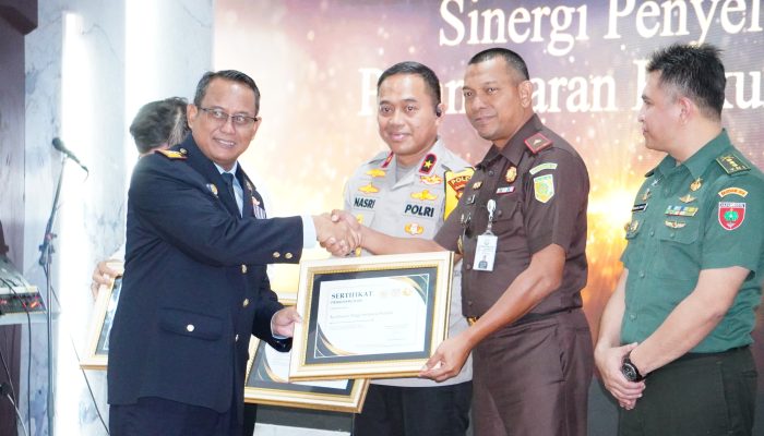 Kejati Sulsel Terima Penghargaan dari Kanwil DJBC Sulawesi Bagian Selatan Atas Sinergi Penyelesaian Perkara Kepabeanan dan Cukai