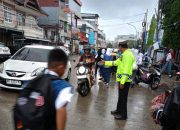 Pastikan Keselamatan pelajar, Unit Lantas Polsek Ujung Tanah Rutin Lancarkan Arus Lalu Lintas di Depan Sekolah