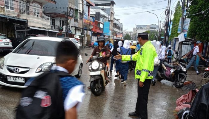 Pastikan Keselamatan pelajar, Unit Lantas Polsek Ujung Tanah Rutin Lancarkan Arus Lalu Lintas di Depan Sekolah