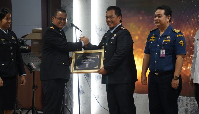 Bea Cukai Makassar Terima Penghargaan melalui Program National Logistic Ecosystem