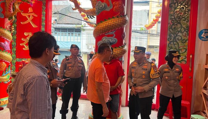 Kapolres Pelabuhan Makassar, AKBP Restu memantau langsung Klenteng dan Vihara Jelang Ibadah Imlek 2576