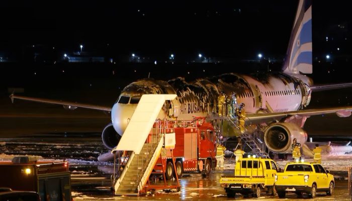 Pesawat Air Busan Airbus terbakar di bandara Busan Korea Selatan