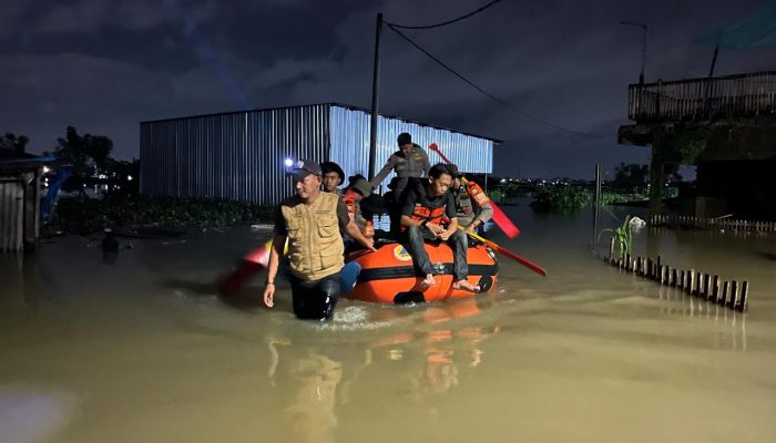 Lagi lagi Antang Terendam Banjir, Sat Brimob Polda Sulsel Terjunkan Tim SAR