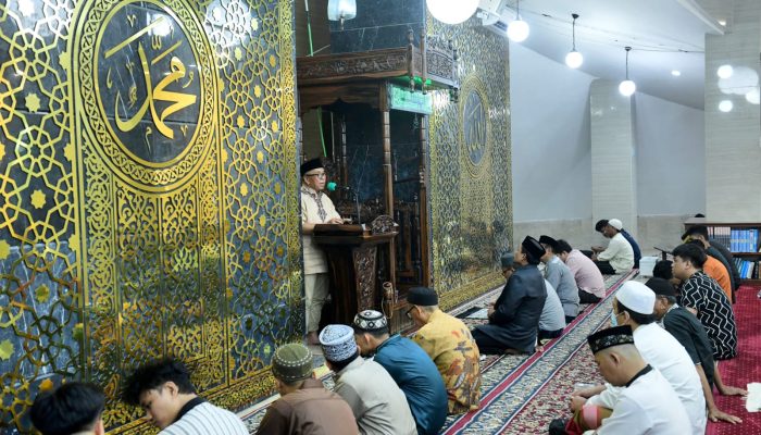 IAS Shalat Tarawih Perdana di Masjid Terapung, Suasana Khusyuk Sambut Ramadan
