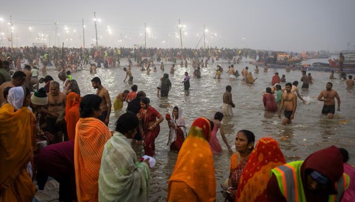 Sepuluh juta warga India melakukan ritual mandi suci pada hari penting festival Kumbh Mela