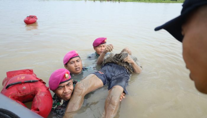 Tim Satgas Penanggulangan Bencana Lantamal VI, Berhasil Temukan Jenazah Korban Banjir di Kabupaten Maros