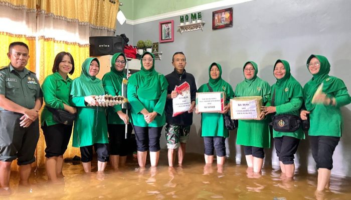 Paldam XIV/Hsn Bersama Persit KCK Ranting 4 Pal Cabang 4 Slog PD XIV/Hsn Salurkan Bantuan Sosial Kepada Personel Terdampak Banjir