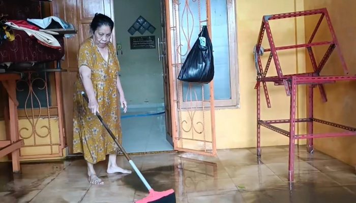 Banjir Surut, Warga Antang Makassar Mulai Bersihkan Bekas Lumpur