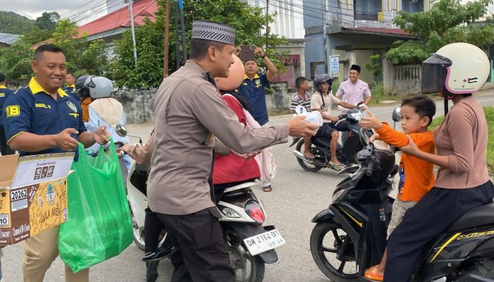 Berbagi di Bulan Puasa, Kapolres Pimpin Pembagian Takjil Alumni Bintara Polri 1999/2000 di Tolitoli