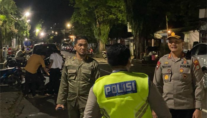 Kapolres Tolitoli Pimpin Pengamanan Sholat Tarwih di Masjid Mujahidin