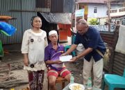 Wujud Kepedulian, Rektor Unhas Beri Bantuan untuk Korban Kebakaran di Pulau Barrang Lompo