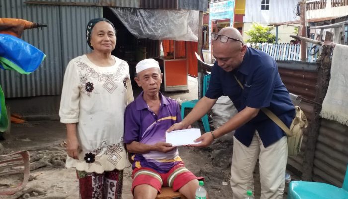 Wujud Kepedulian, Rektor Unhas Beri Bantuan untuk Korban Kebakaran di Pulau Barrang Lompo