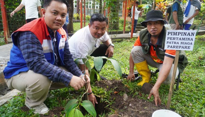 Memperingati Hari Bumi, Pertamina FT Parepare Tanam Pohon Endemik di Kebun Raya Jompie