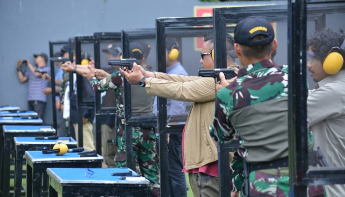 Wartawan Juga Harus Sehat, Danlantamal VI Ajak Insan Pers Olahraga Fun Shooting