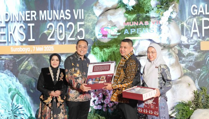 Melinda Aksa Dampingi Wali Kota Munafri Berikan Cinderamata Dekranasda Makassar ke Pengurus APEKSI