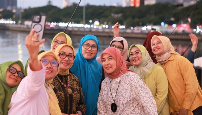 Aliyah Mustika Ilham Dampingi Menteri PPPA RI Nikmati Sunset Pantai Losari