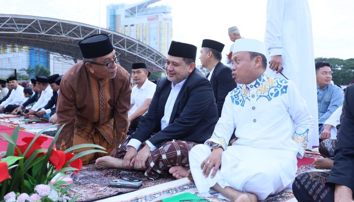 Munafri-Aliyah Bersama Ribuan Jamaah Salat iduladha di Lapangan Karebosi
