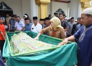 Aliyah Mustika Ilham Melayat ke Rumah Duka Ibunda Tokoh Masyarakat Muhammad Arfah