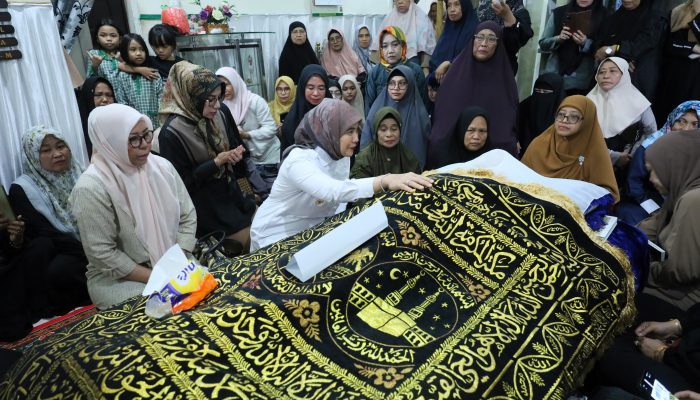 Aliyah Mustika Ilham Melayat ke Rumah Duka, Sampaikan Belasungkawa atas Wafatnya Ibunda Amir Uskara