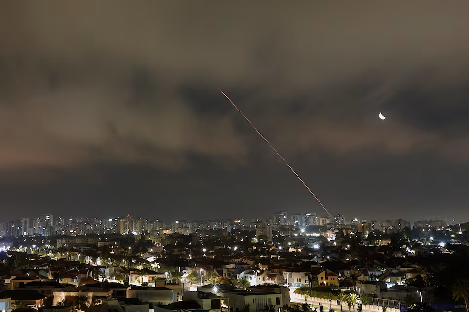 Sebuah rudal yang diluncurkan dari Iran dicegat seperti yang terlihat dari Ashkelon, Israel, 21 Juni 2025. REUTERS/Amir Cohen