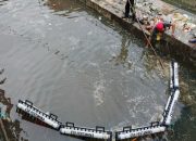 Cegah Pencemaran Laut, Pertamina Patra Niaga Sulawesi Memasang trash barrier di aliran Sungai Pasar Lakessi