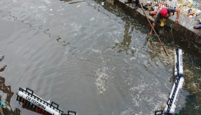 Cegah Pencemaran Laut, Pertamina Patra Niaga Sulawesi Memasang trash barrier di aliran Sungai Pasar Lakessi