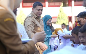 Buktikan Program Unggulan, Munafri-Aliyah Distribusikan Seragam Sekolah Gratis di Makassar