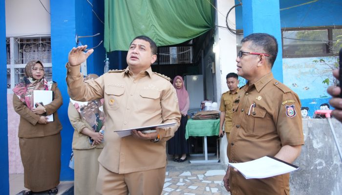 Selokan dan Plafon Rusak, Munafri Janjikan Revitalisasi SMPN 53 Makassar