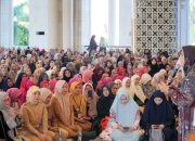 Aliyah Mustika Ilham Bersama Warga, Antusias Mendengar Safari Dakwah Ustadzah oki Setiana Dewi