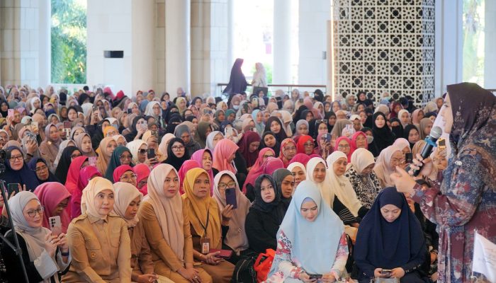 Aliyah Mustika Ilham Bersama Warga, Antusias Mendengar Safari Dakwah Ustadzah oki Setiana Dewi
