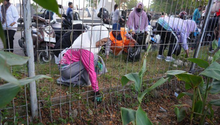 Melinda Aksa Turun Langsung di Aksi Jumat Bersih Sekitar Pantai Losari