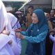 Saling Support, Melinda Aksa Ikut Membagikan Seragam Sekolah Gratis Bagi Pelajar di Makassar