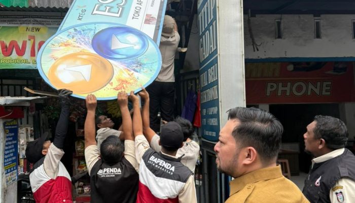 Berpotensi Rugikan PAD, Bapenda Bongkar Reklame Ilegal di Makassar