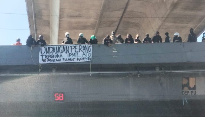 Heboh! Spanduk Ajakan Perang Terbuka Tergantung Jembatan Layang Fly Over