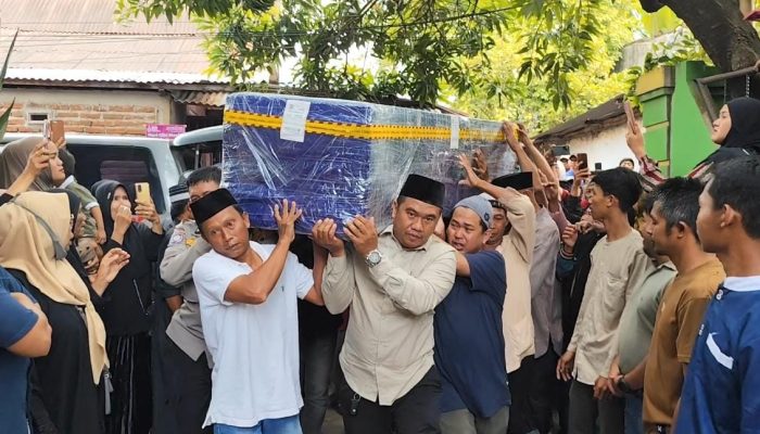 Kedatangan Jenazah Tukang Ojek Korban KKB Papua Disambut Isak Tangis Keluarga