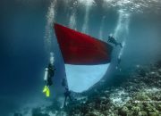 Menakjubkan, Pertamina Patra Niaga Sulawesi Bentangkan Bendera Raksasa di Bawah Laut Ikon Mata Uang Rp10.000 Wakatobi