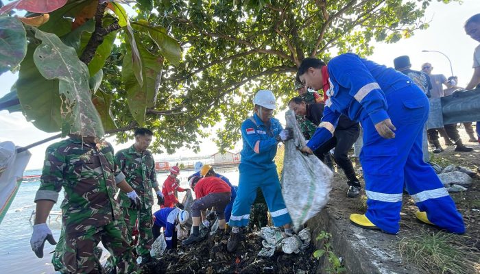 Peduli Lingkungan, Pertamina Patra Niaga Sulawesi Bersama Ratusan Relawan Bersihkan Sampah Lewat Coastal Clean Up