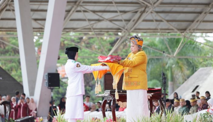 Pimpin Upacara Penurunan Bendera, Munafri Tampil dengan Pakaian Adat Toraja