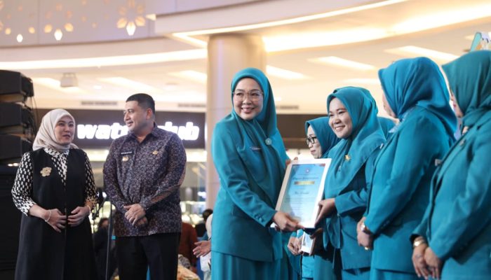 Melinda Aksa Beri Penghargaan Adhi Bakti Kepada Kader PKK Berdedikasi