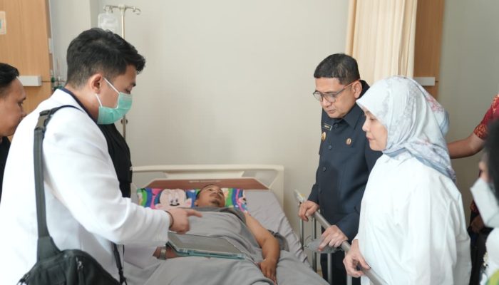 Peduli Aparatnya, Wali Kota dan Wawali Makassar Berikan Santunan ke Agung Setiawan