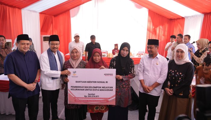 Munafri–Aliyah Dampingi Mensos Serahkan 20 Rumah Knockdown dan Bantuan Pemberdayaan Nelayan Untia