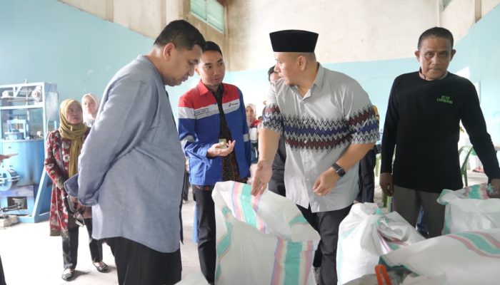 Wali Kota dan Ketua TP PKK Makassar Tinjau Urban Farming-Bank Sampah Program CSR Pertamina di Kecamatan Ujung Tanah
