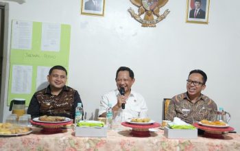 Jadi Percontohan di Makassar, Mendagri Tito Tinjau Poskamling Kelurahan Banta-Bantaeng