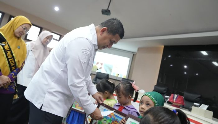 Dampingi Bunda PAUD Makassar, Munafri  Serahkan Hadiah Lomba Mewarnai Anak Semarak HAN 2025