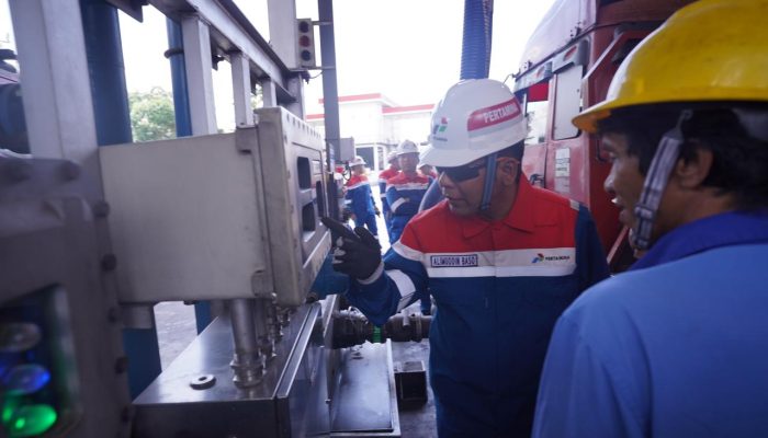 Pastikan Kesiapan Sarfas, Direksi Pertamina Pantau Sejumlah SPBU di Makassar