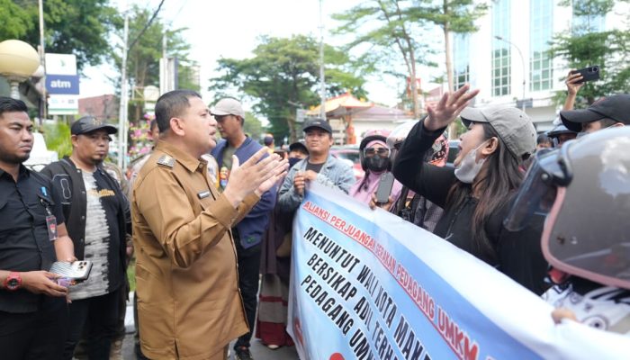 Temui Massa Aksi, Munafri Beri Solusi untuk Pedagang Losari Tanpa Pungutan Biaya